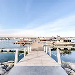 Πλωτό κατάλυμα Cozy Floating House With Sauna *