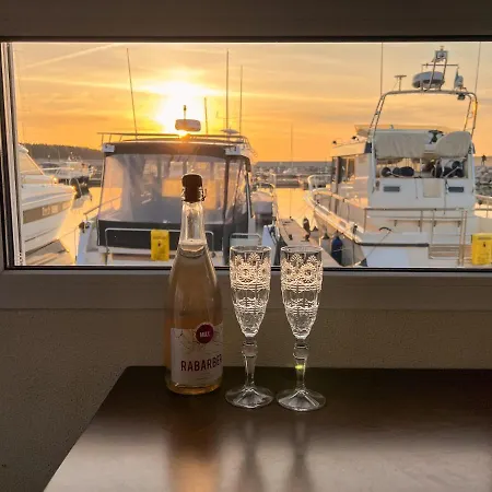 Botel Cozy Floating House With Sauna *