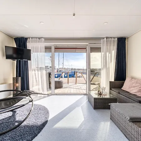 Botel Cozy Floating House With Sauna