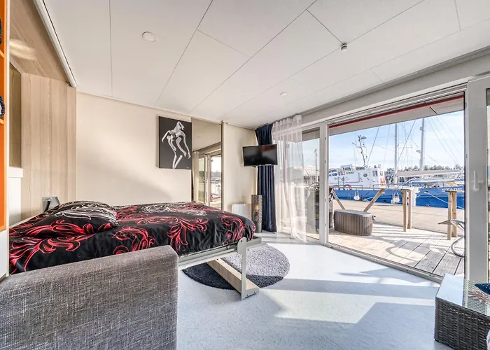 Cozy Floating House With Sauna Reval