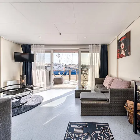 Cozy Floating House With Sauna Talin