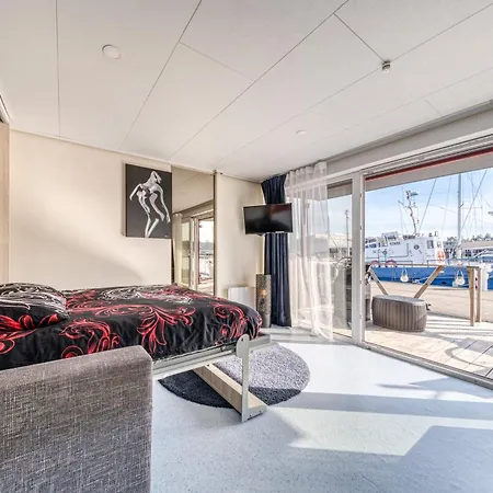 Cozy Floating House With Sauna Talin