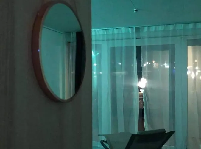 Hotel na wodzie Cozy Floating House With Sauna