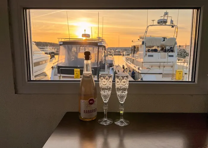 Hotel na wodzie Cozy Floating House With Sauna *