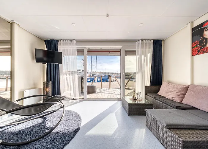 Hotel na wodzie Cozy Floating House With Sauna