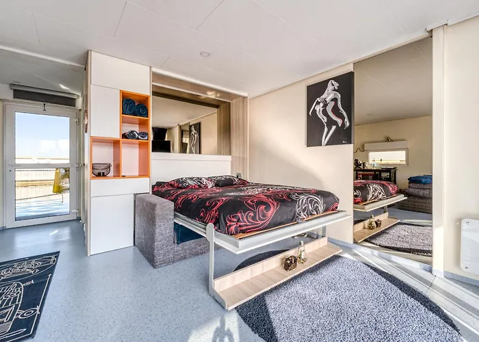 Hotel na wodzie Cozy Floating House With Sauna