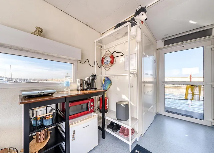 Cozy Floating House With Sauna Tallin