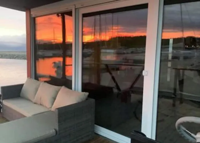 Cozy Floating House With Sauna Botel Tallinn