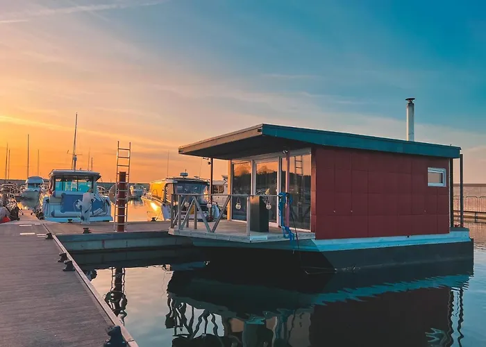 Cozy Floating House With Sauna *
